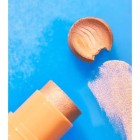 Essence Baby Got Holo Glow Iluminador 10 Apricotly 3